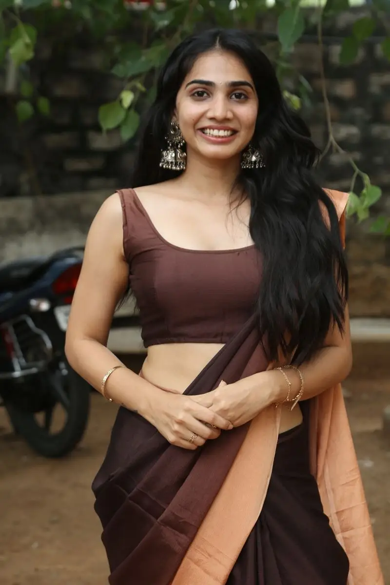 TELUGU GIRL SHAGNASRI VENUN IN MAROON SAREE 4